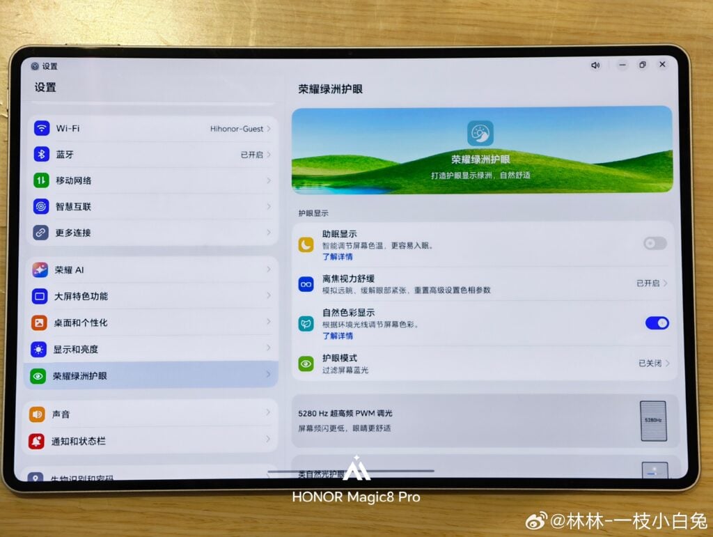 Honor MagicPad 3 Pro 12.3 mostrato in un'altra foto live con design sottile e look premium