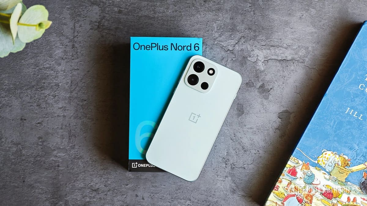 OnePlus Nord 6 in mano in una foto promozionale