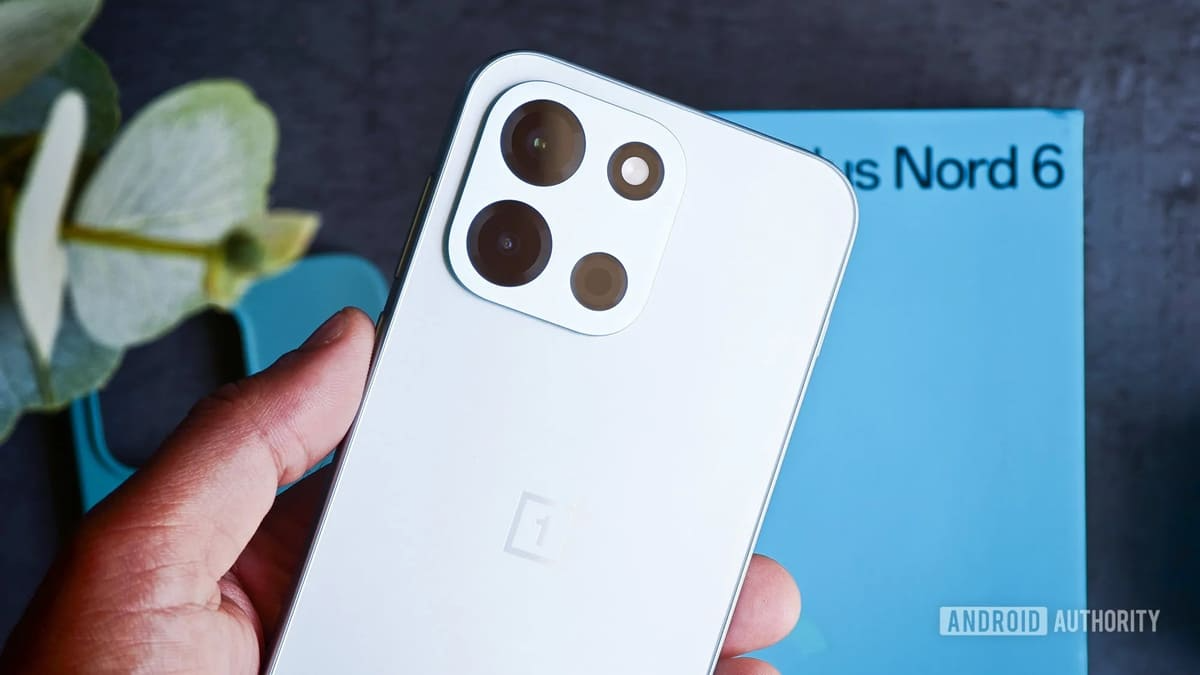 OnePlus Nord 6 mostrato frontalmente