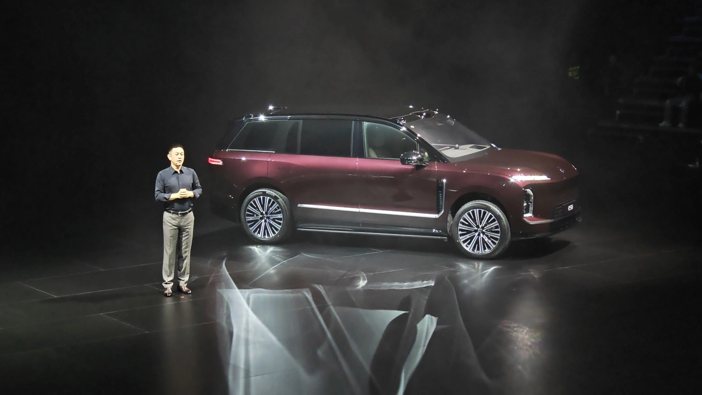 蔚来 ES9 旗舰 SUV 发布:电池租用预售价 42 万元起,号称“十一年体系创新集大成之作”