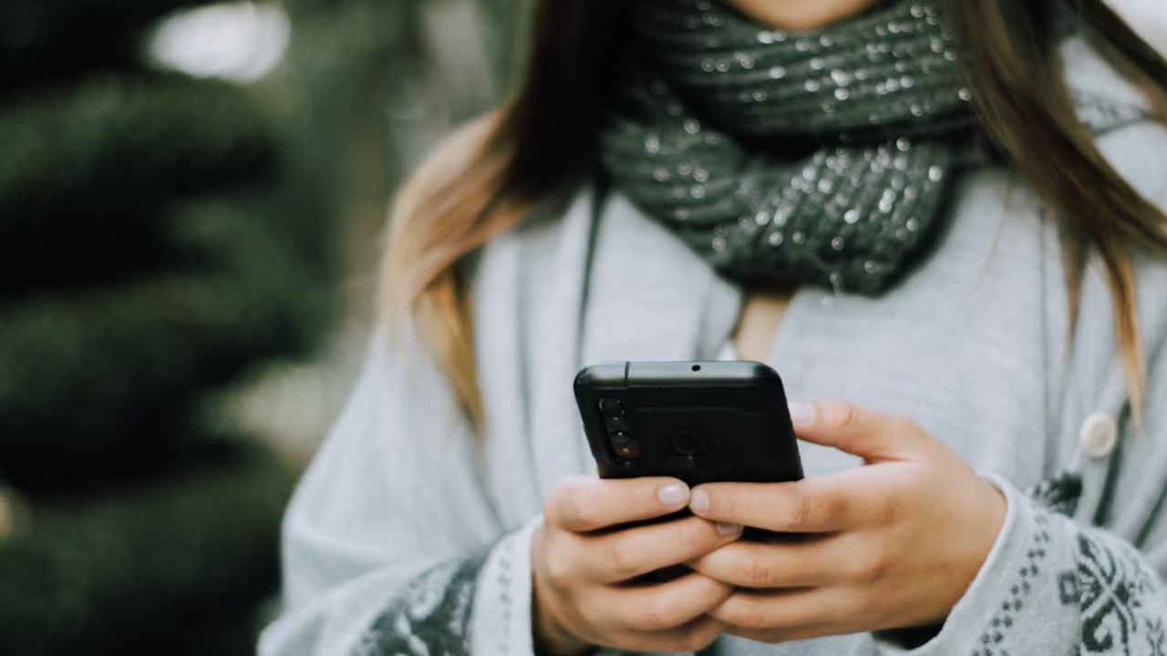 Gli SMS non mollano foto editoriale