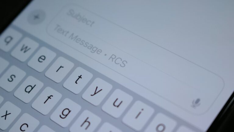 Gli SMS non mollano foto editoriale