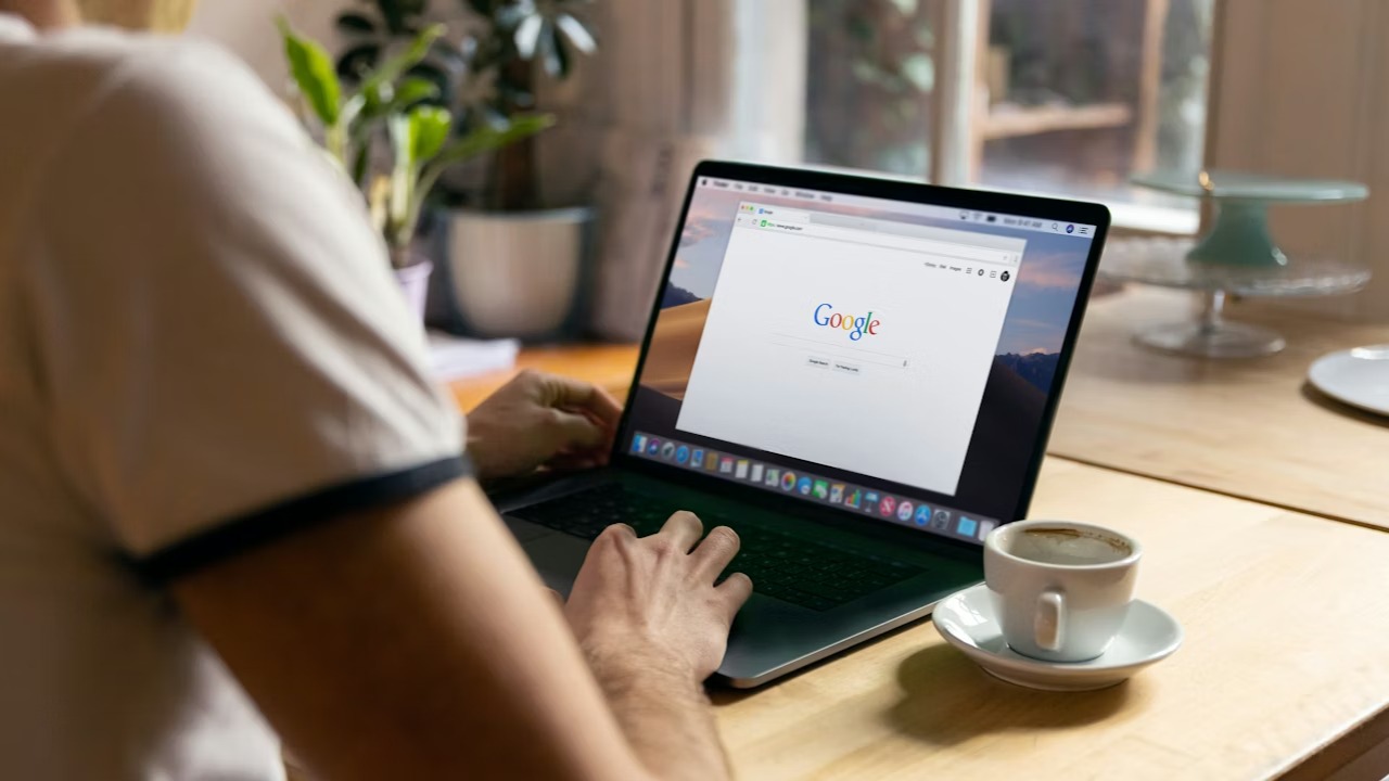 Google's AI Mode in Chrome now opens links side by side in the same tab foto editoriale