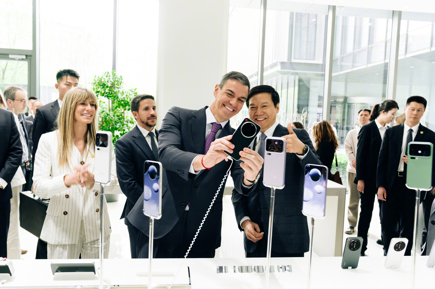 Pedro Sánchez prova Xiaomi 17 Ultra durante la visita a Xiaomi