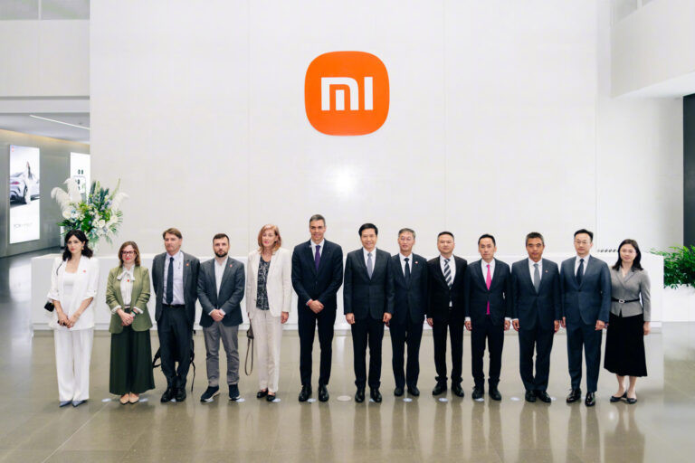 西班牙首相佩德罗 · 桑切斯到访小米总部:拉雷军自拍,试乘 YU7 好评天际屏