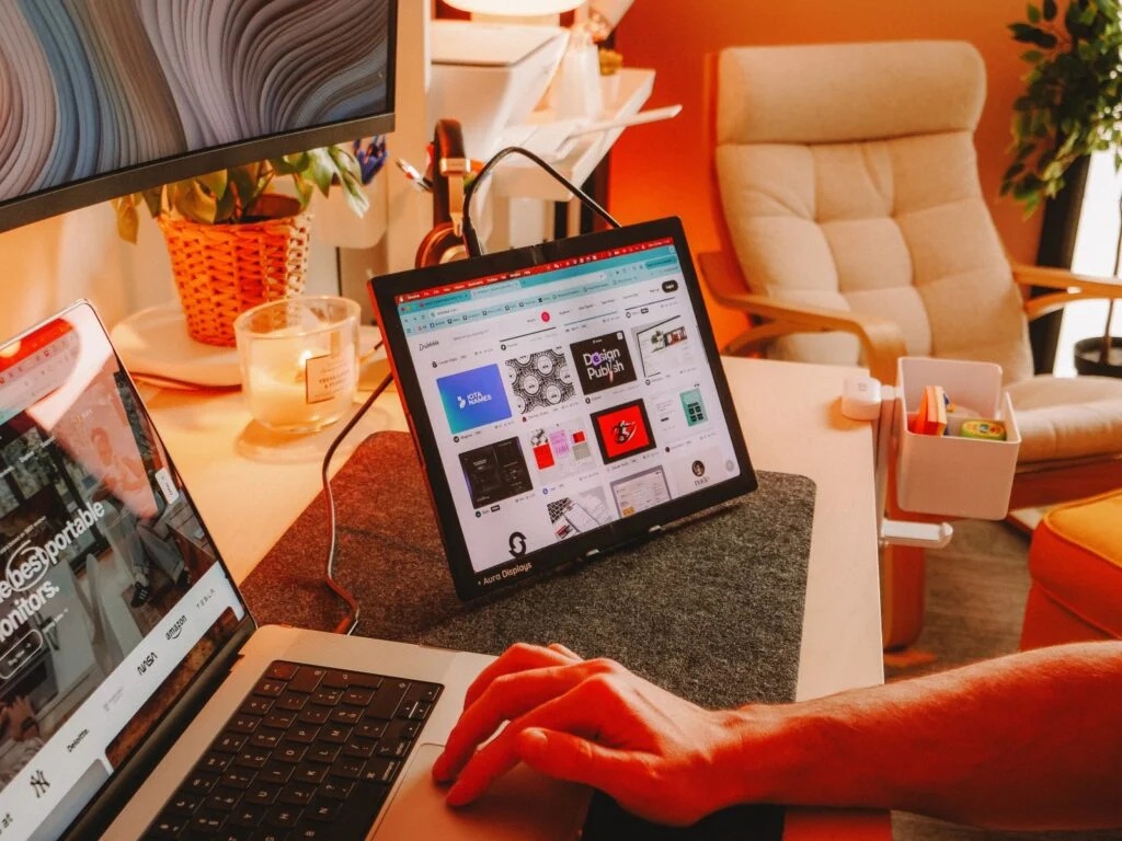 Aura Displays foldable portable monitor
