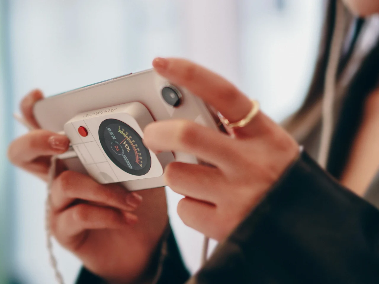fosis 150 headphone amp snaps to your iphone instead of dangling
