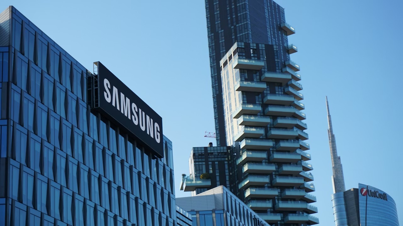 Galaxy S27 Ultra could drop one of its cameras to save space foto editoriale