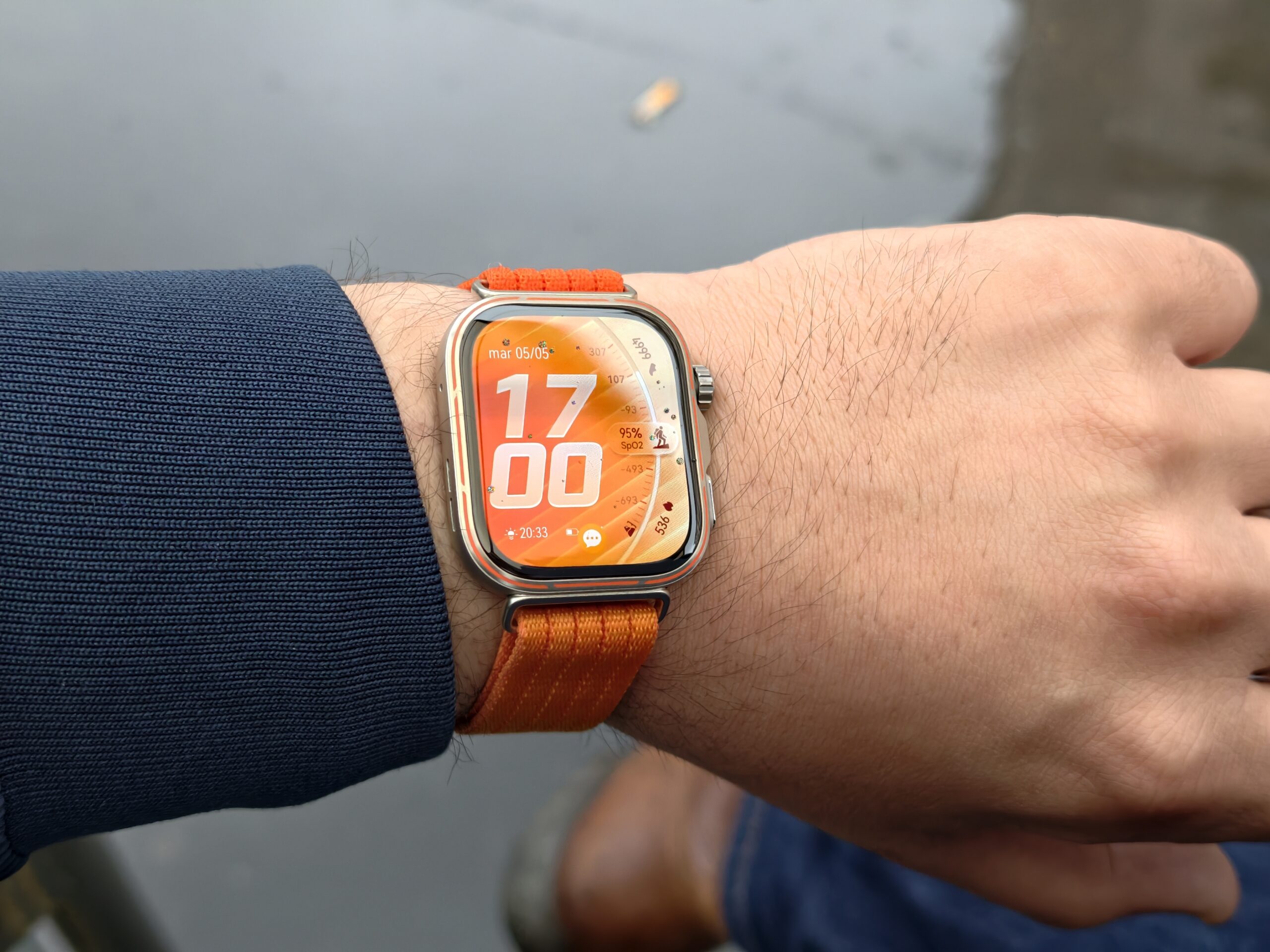 Huawei Watch Fit 5 Pro Orange indossato