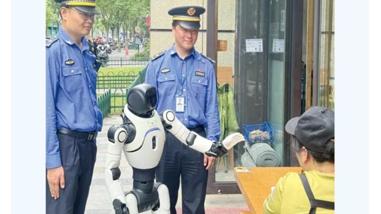 人形机器人“城管”上岗,全国首次人机协同城市管理执法试点在沪开展