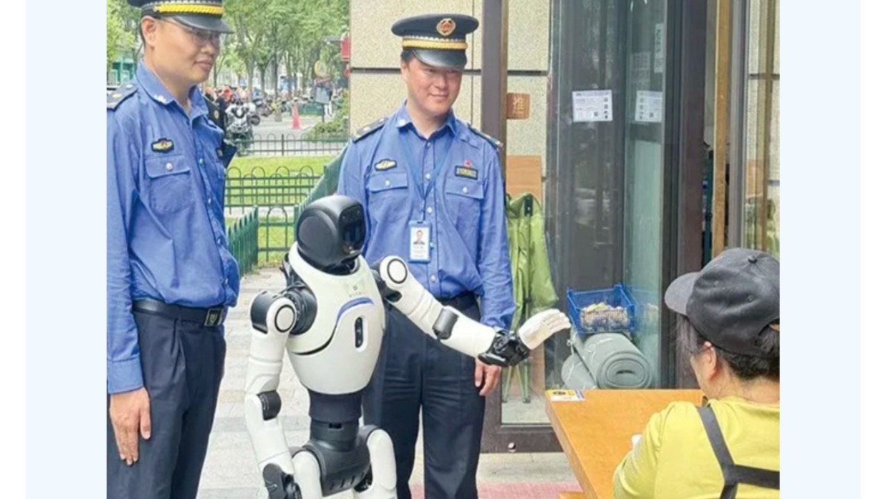 人形机器人“城管”上岗,全国首次人机协同城市管理执法试点在沪开展
