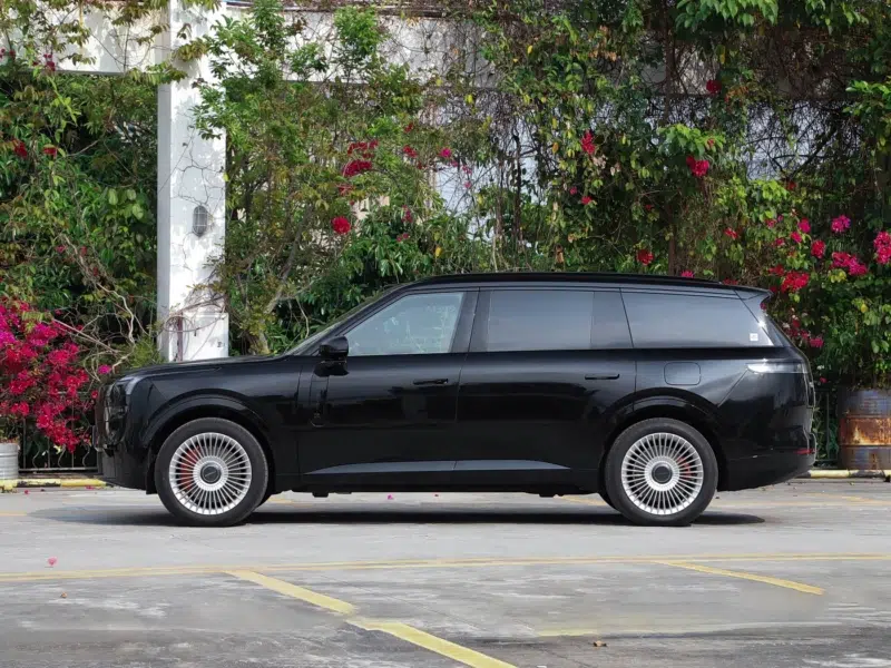 Lynk & Co 900 five-seat SUV