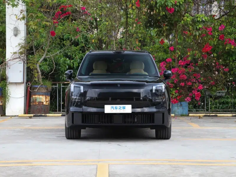 Lynk & Co 900 five-seat SUV