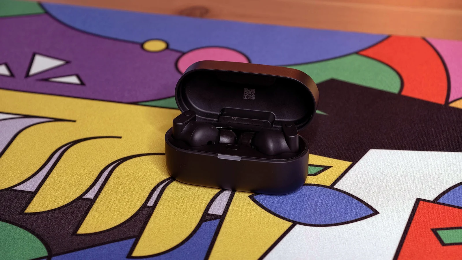 Status Audio Pro X con case aperto e auricolari inseriti