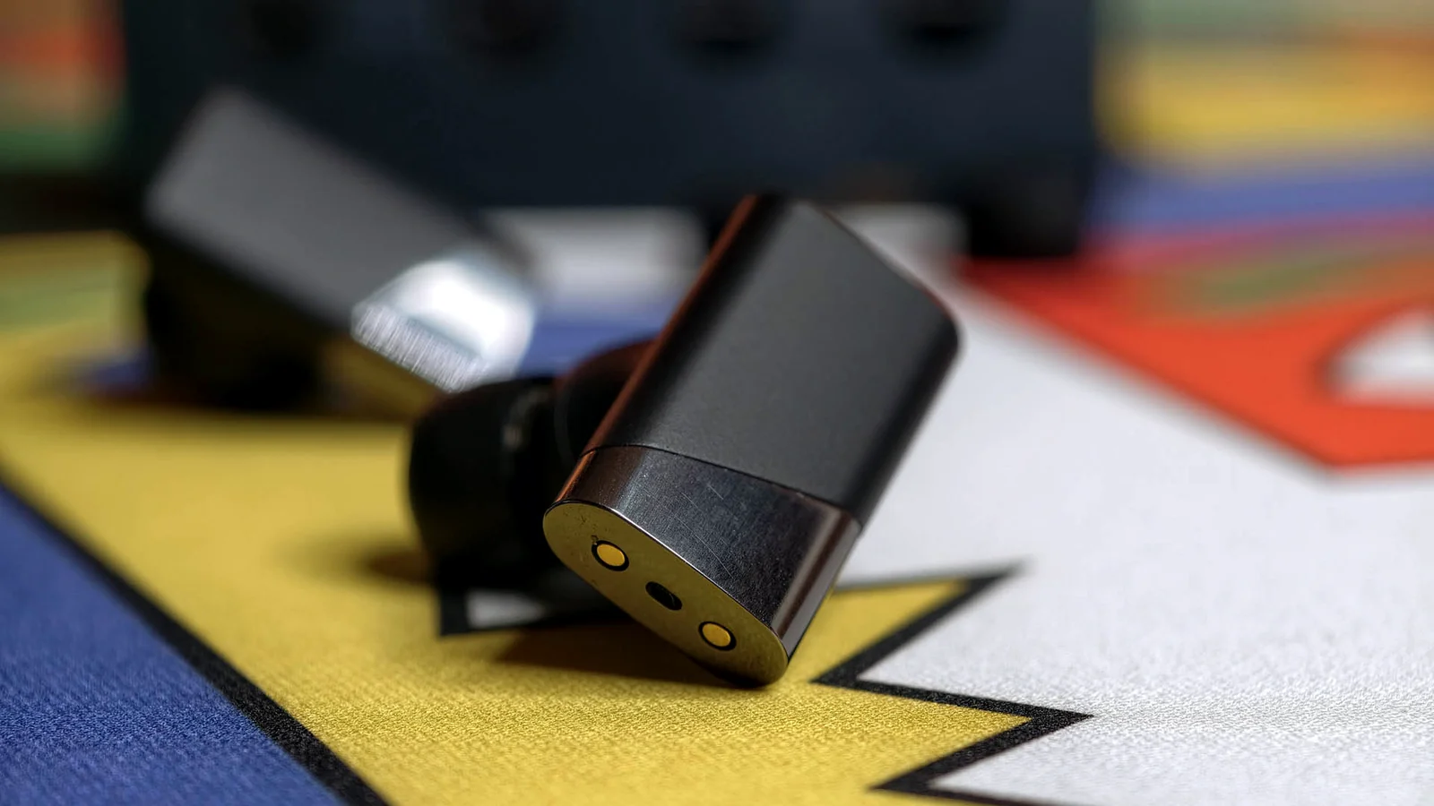 Close up del design delle Status Audio Pro X con steli neri opachi