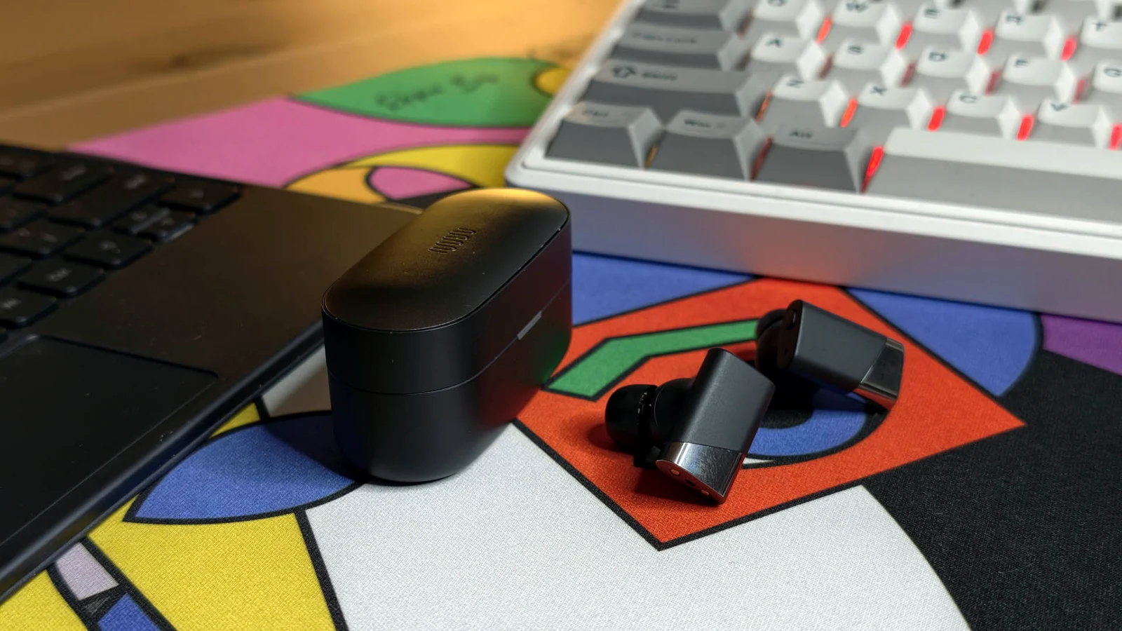 Status Audio Pro X in uso quotidiano con smartphone e notebook