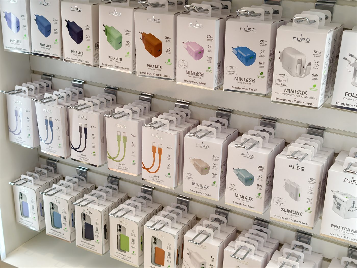 Parete espositiva con accessori PURO per smartphone e dispositivi mobile