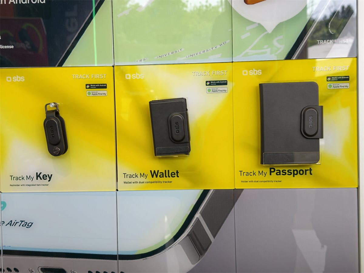 Tracker SBS Track First per passaporto e wallet in esposizione