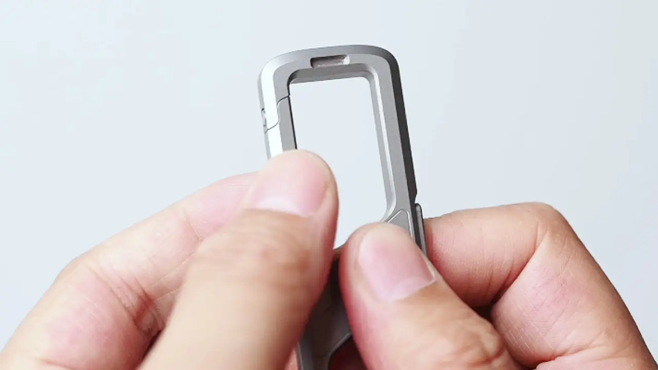 This Magnetic Keychain Has A Three-Level Locking System So It’s Impossible To Drop Your Ke
