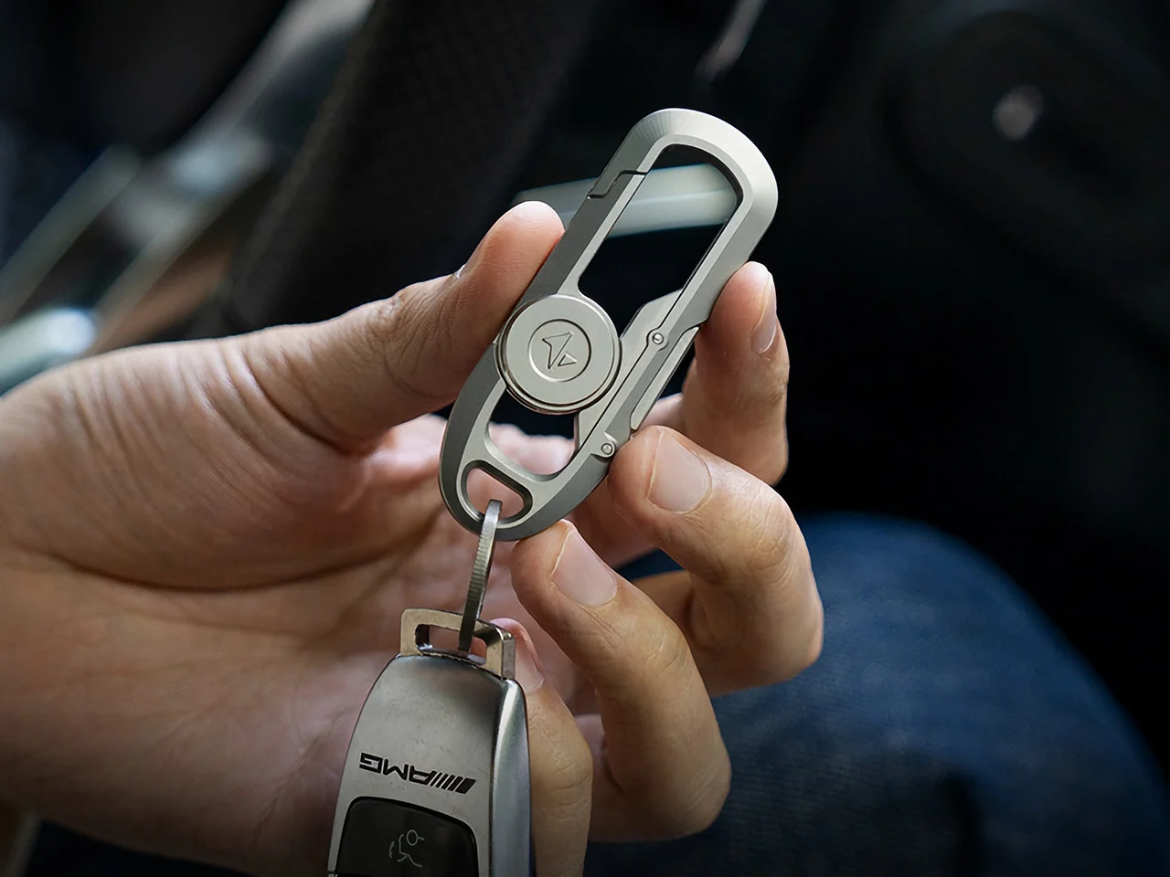 This Magnetic Keychain Has A Three-Level Locking System So It’s Impossible To Drop Your Ke