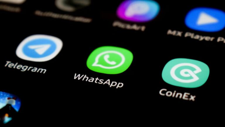 WhatsApp Beta anticipa un nuovo modo di interagire cogli aggiornamenti di stato foto editoriale