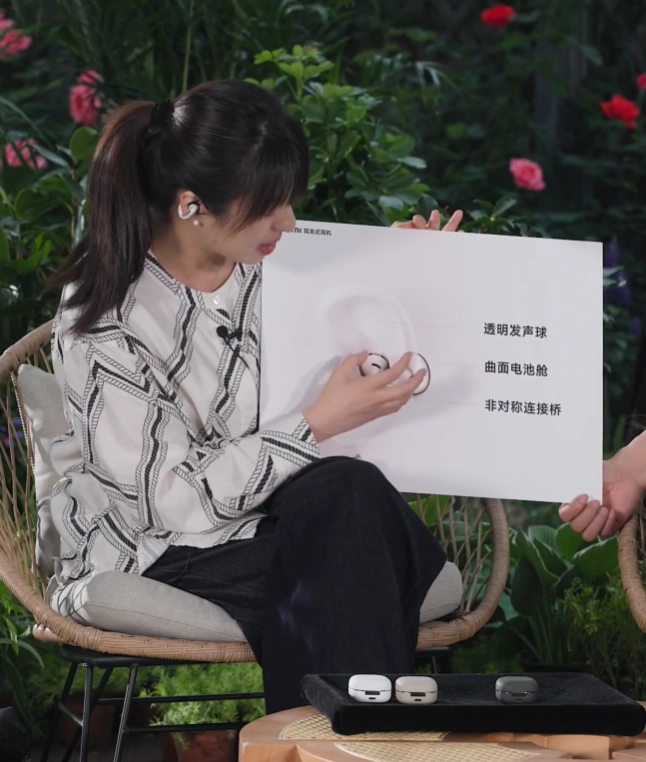 小米首款耳夹耳机真机亮相:黑白金三色,还有一款神秘配色待公布