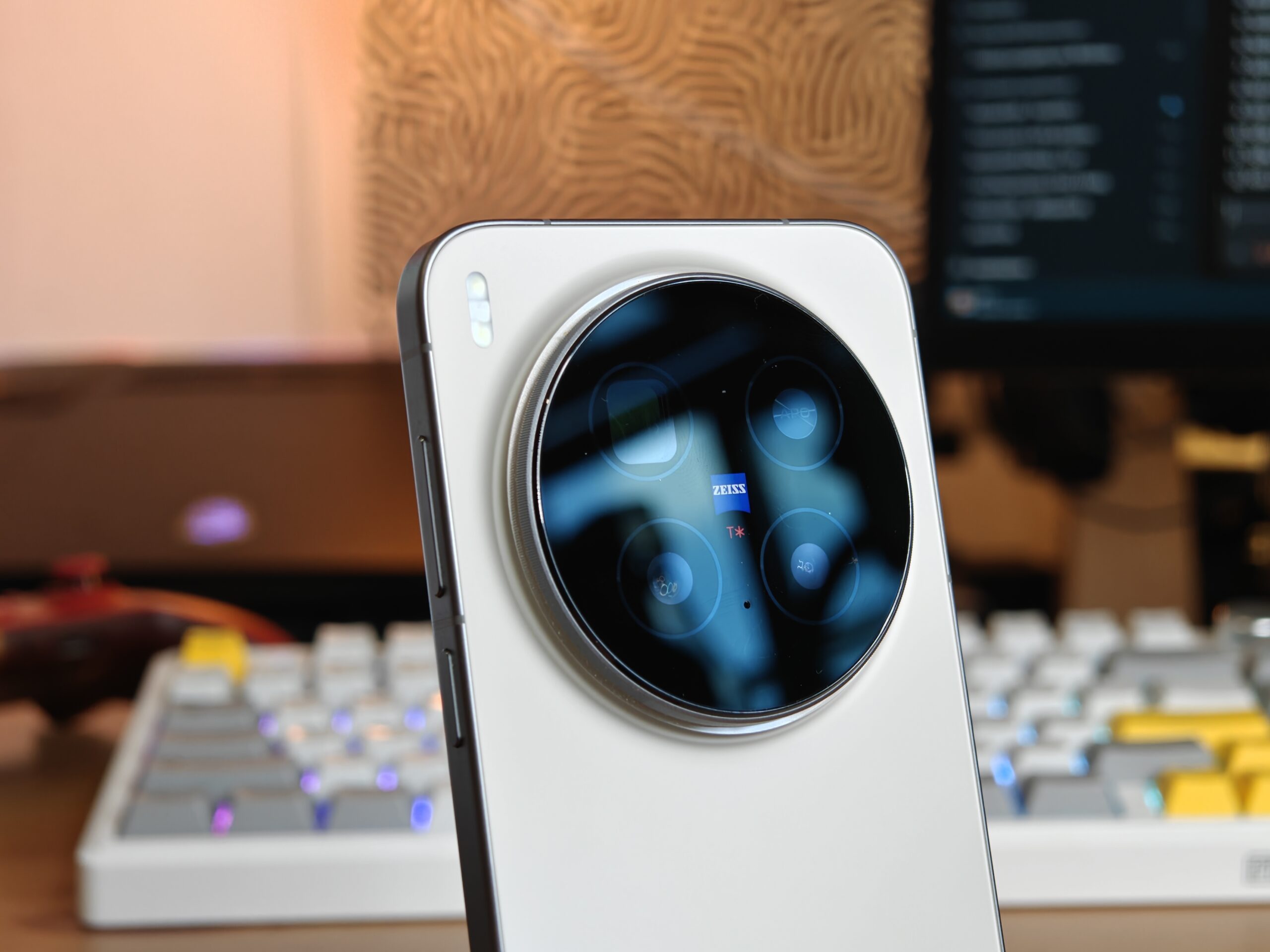 Dettaglio ravvicinato del modulo fotocamera ZEISS di vivo X300 Pro