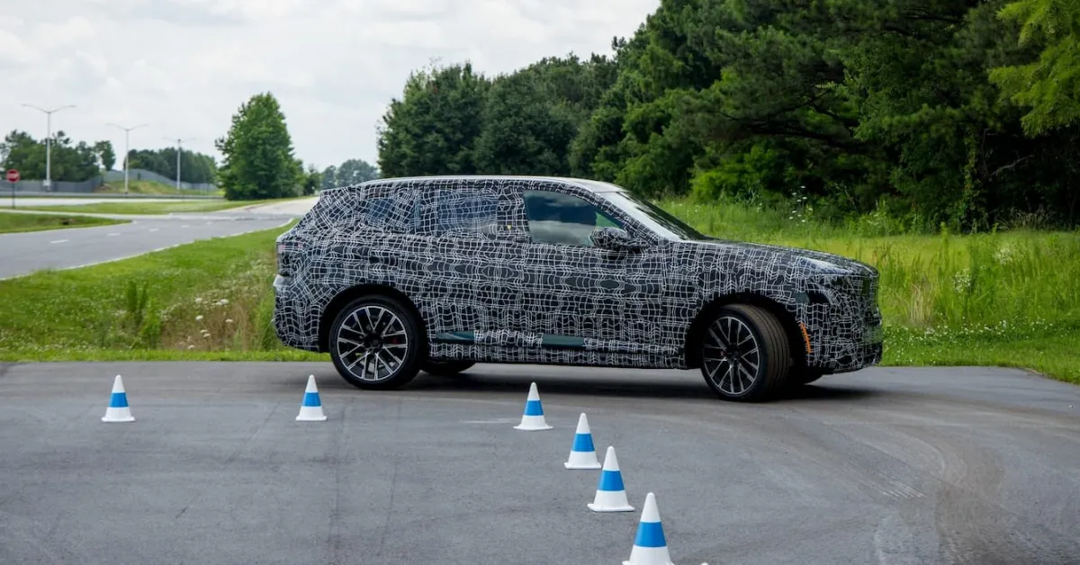 BMW iX5 elettrica: batteria enorme e oltre 500 miglia di autonomia
