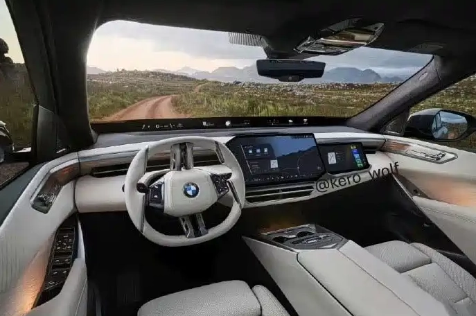 BMW X5 2026, foto spia degli interni: schermo passeggero e Panoramic iDrive