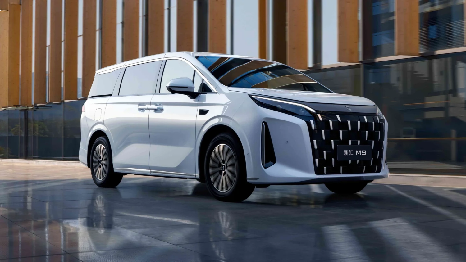 BYD Linghui M9 ufficiale in Cina: MPV ibrida plug-in da 5,2 metri