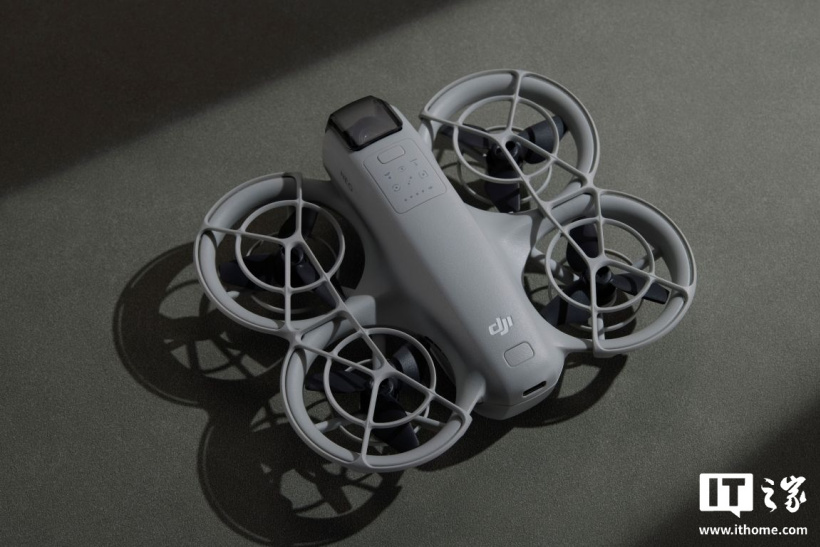 Dji Neo无人机的机身俯视图,展示了无人机的整体外观设计和螺旋桨保护罩等结构。