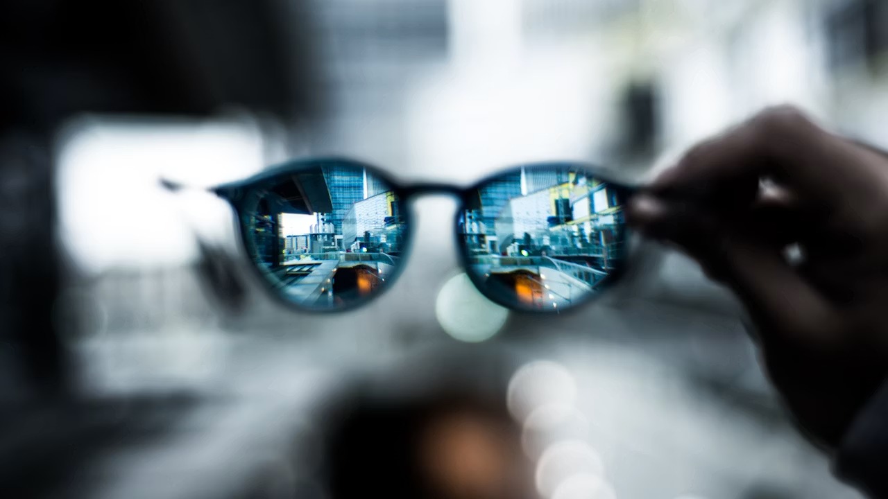 EssilorLuxottica produrrà gli smart glasses in Italia foto editoriale