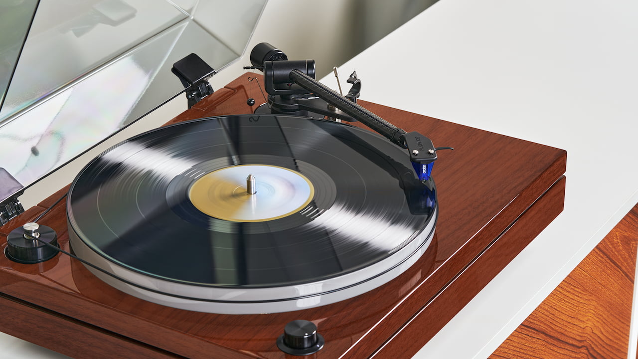 https://www.ecoustics.com/wp-content/uploads/fluance-rt87-dual-plinth-turntable-walnut.jpg