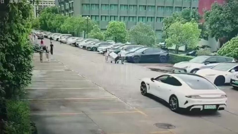 网传一高校禁止小米汽车入园,广州华立学院发布声明称未针对任何特定品牌车辆设置禁入限制