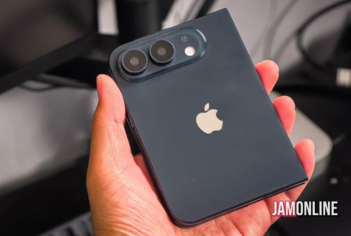 Foldable iPhone Ultra dummy appears in black finish