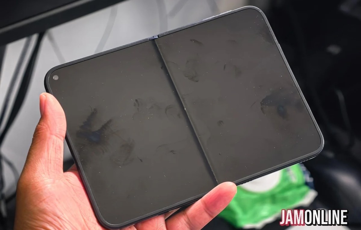 Foldable iPhone Ultra dummy appears in black finish