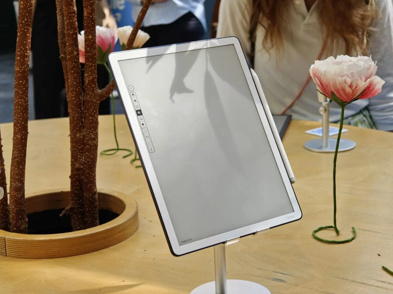 Kindle Scribe Colorsoft esposto su supporto