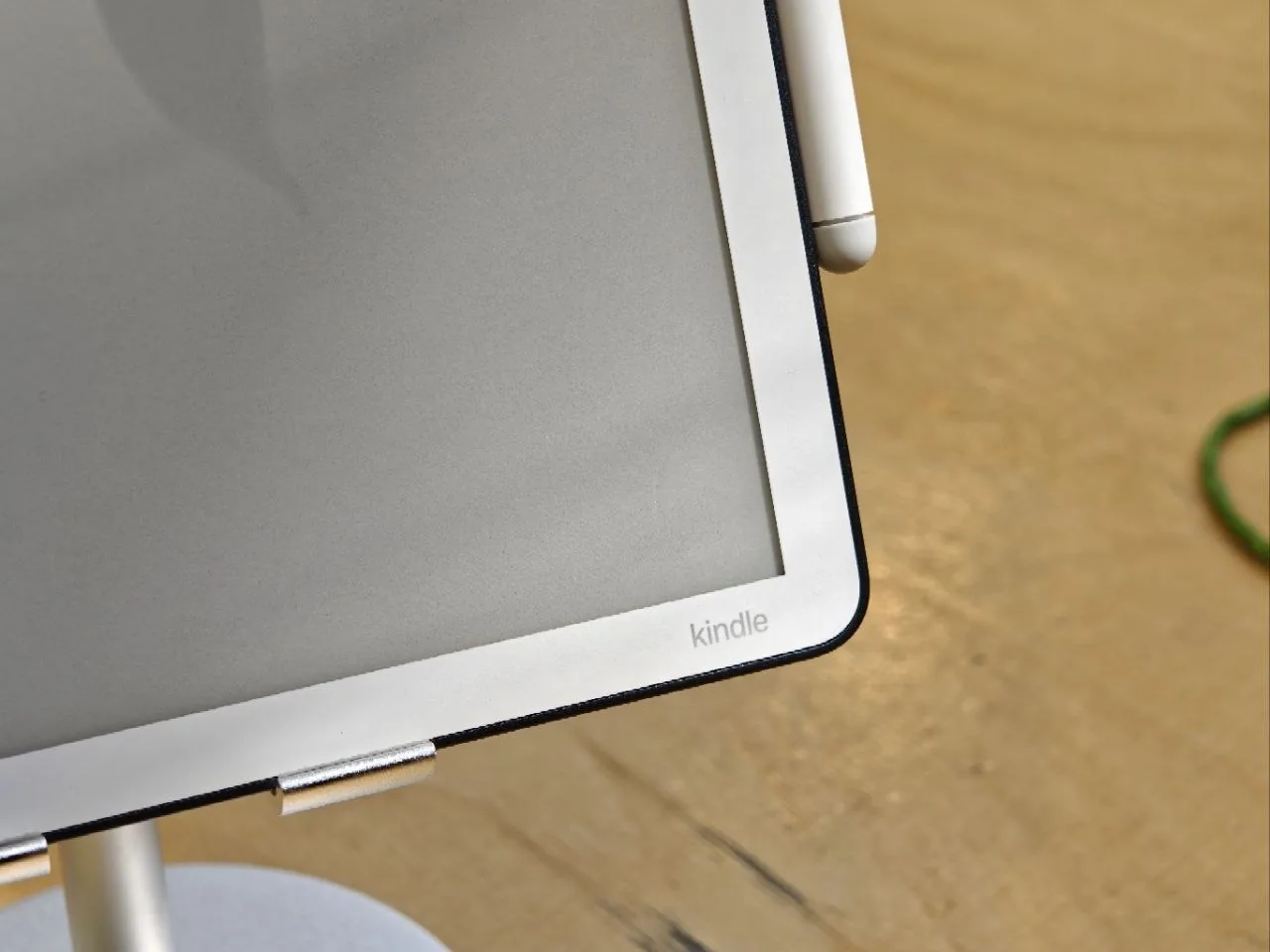 Dettaglio della penna agganciata al Kindle Scribe