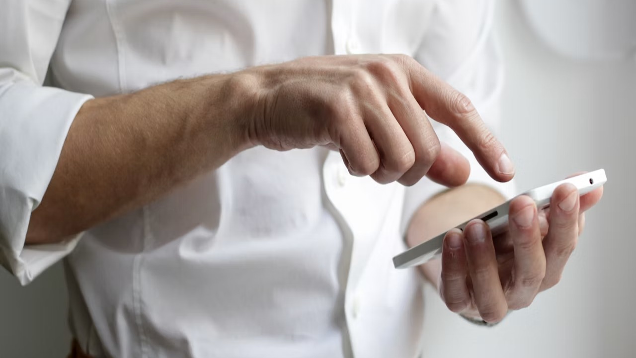 L’app Telefono dei Pixel guadagna in Italia “Salva un messaggio” con saluto personalizzato foto editoriale