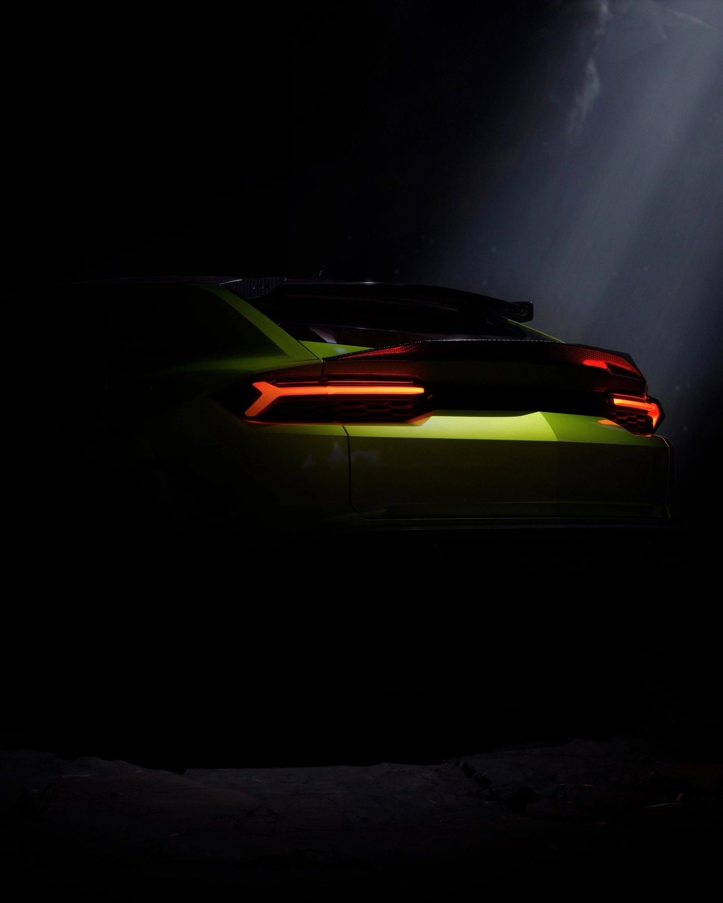Lamborghini Urus, teaser della nuova versione ad alte prestazioni