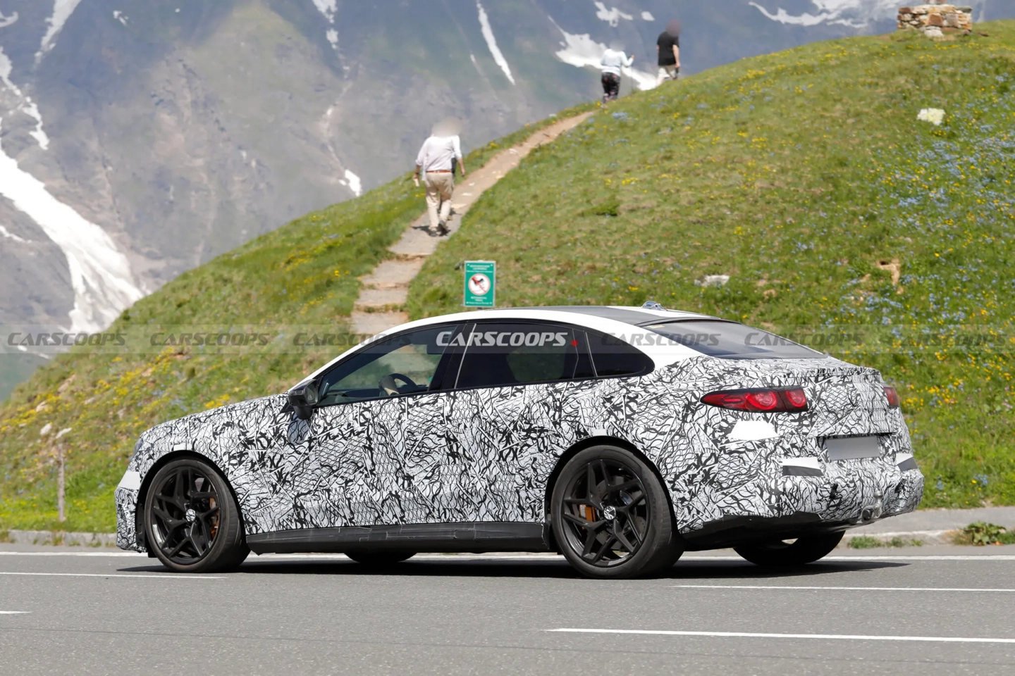 梅赛德斯-AMG C 级高性能版纯电汽车原型路测图曝光