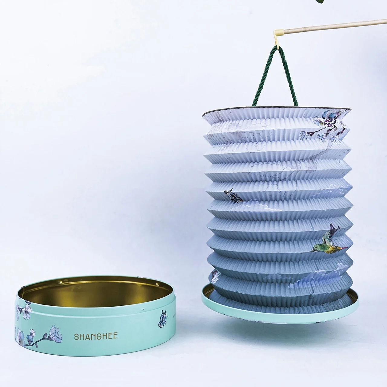 This Mooncake Tin Box Turns Into A Chinese Lantern Once You’re Done Enjoying The Sweets packaging prodotto