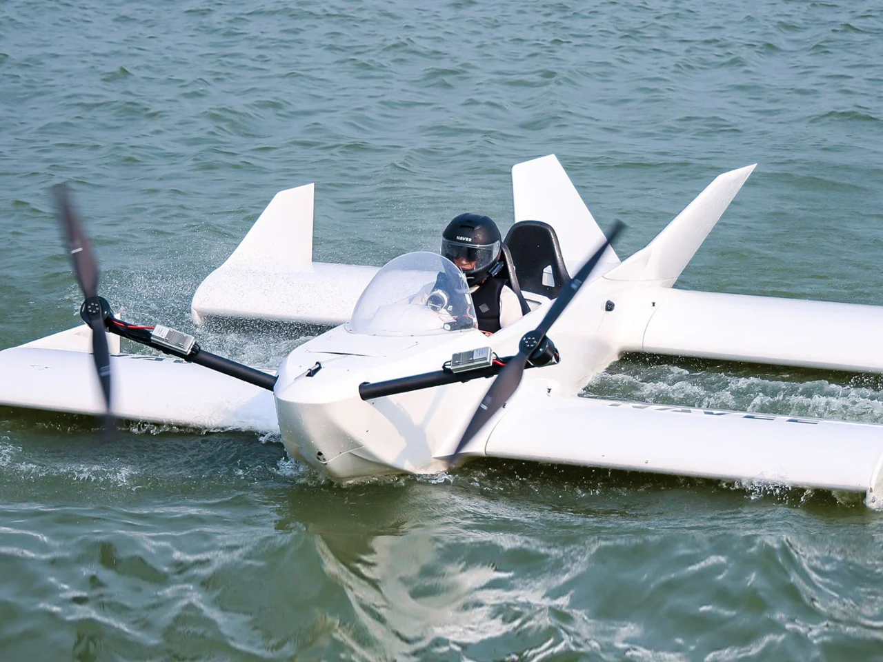 Navee WaveFly 5X flying speedboat skims inches above water and needs no pilot license