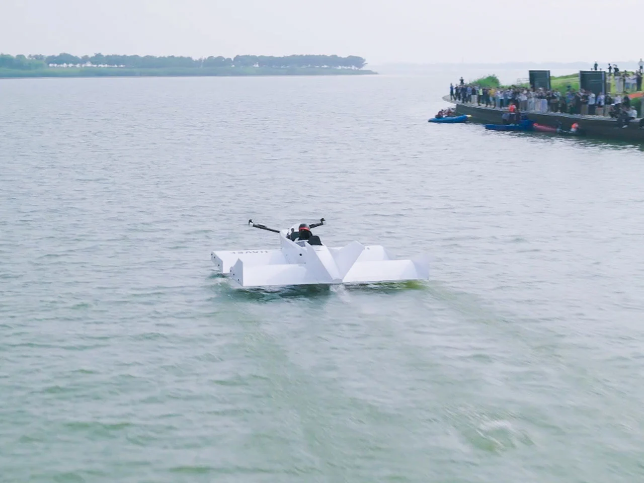 Navee WaveFly 5X flying speedboat skims inches above water and needs no pilot license