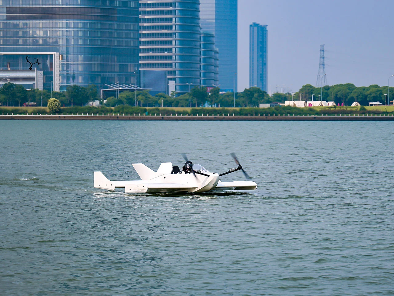 Navee WaveFly 5X flying speedboat skims inches above water and needs no pilot license