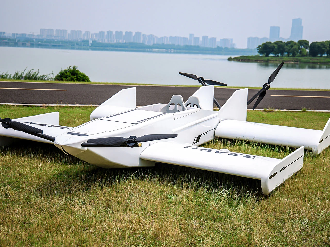 Navee WaveFly 5X flying speedboat skims inches above water and needs no pilot license