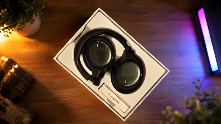 Roseselsa Cambrian nella confezione con cuffie over-ear e accessori
