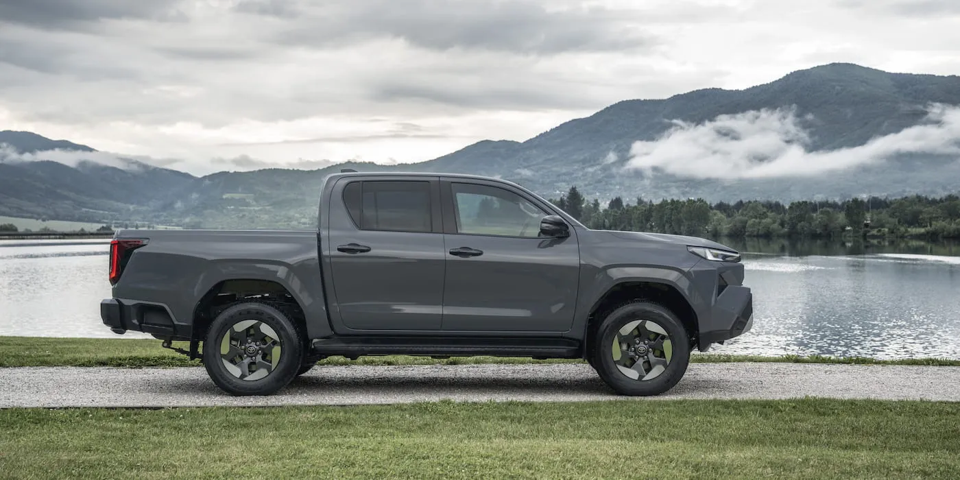 Toyota Hilux BEV: prezzi e specifiche della prima pickup elettrica