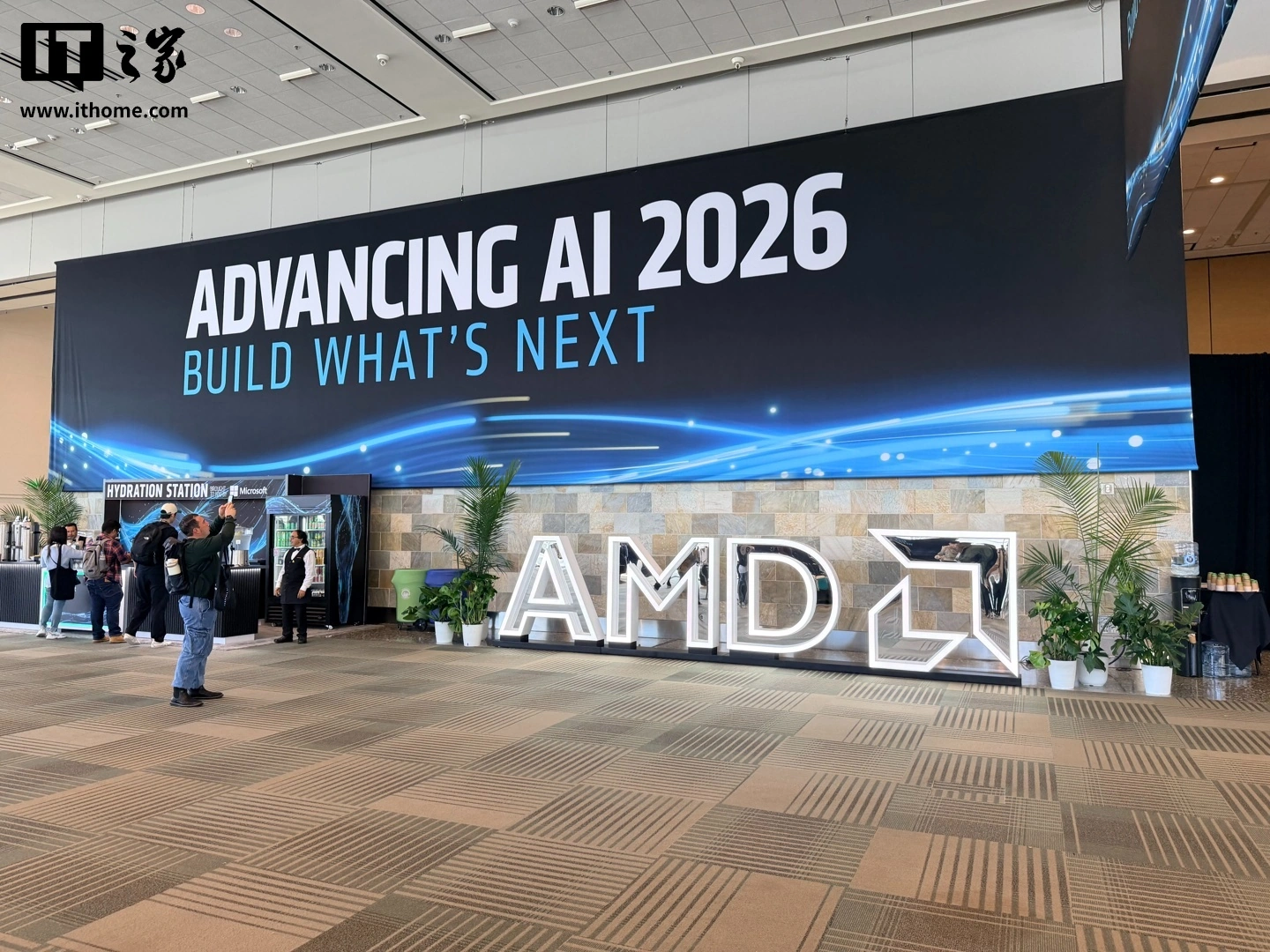 AMD 苏姿丰称 AI 改变每个行业,发布 MI455x 加速器和 EPYC Venice CPU