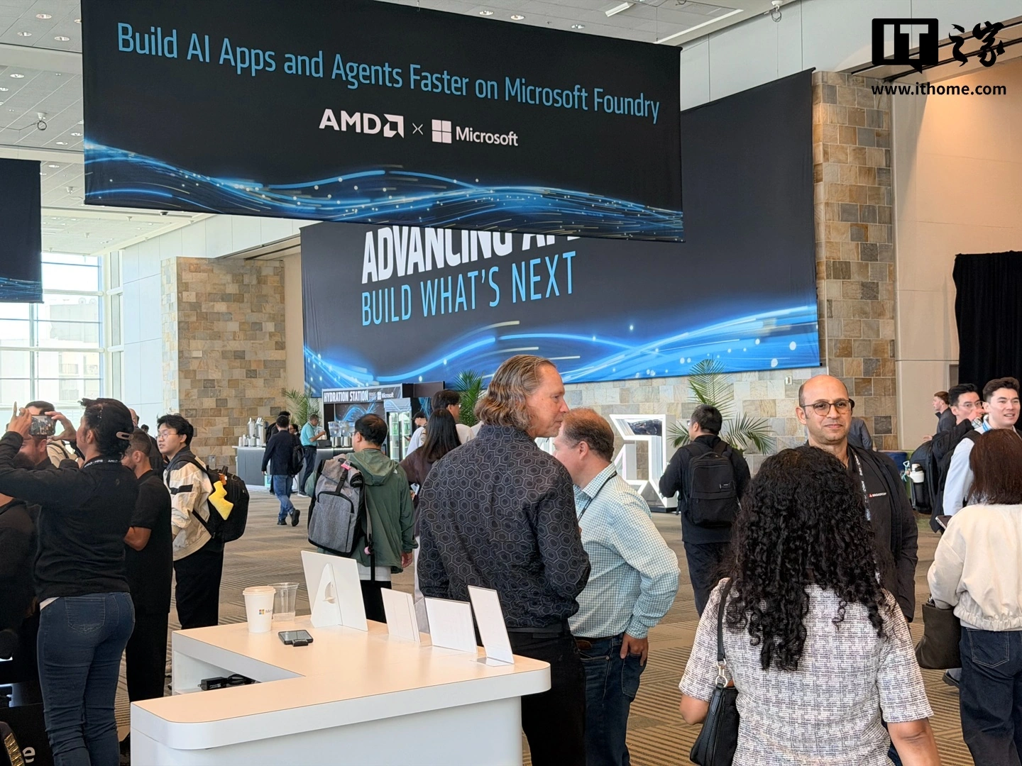 AMD 苏姿丰称 AI 改变每个行业,发布 MI455x 加速器和 EPYC Venice CPU